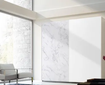 Armadio Anta Scorrevole in melaminico Bianco e  materico effetto marmo di Carrara 28D di Ferrimobili