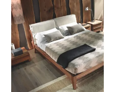 Letto in massello di Noce con testiera in tessuto imbottito Leonardo L950 di Arte Brotto