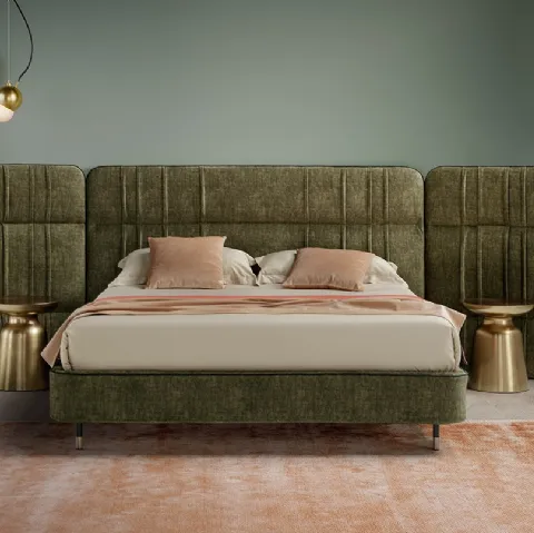 Letto in tessuto con testiera alta con cuciture verticali e moduli laterali opzionali Camelia di Novaluna