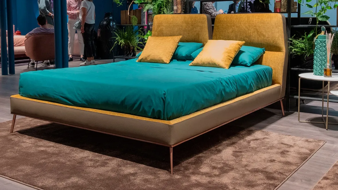 Letto di design con testiera imbottita e piedi in metallo Dorian di Novaluna