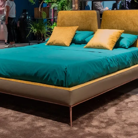 Letto di design con testiera imbottita e piedi in metallo Dorian di Novaluna