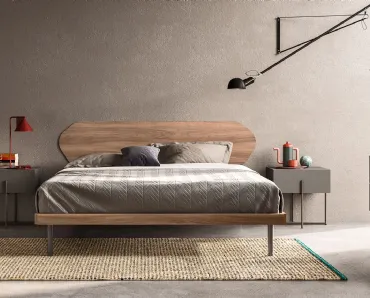 Letto con testiera e giroletto in essenza legno e piedini in metallo Swing di Mab