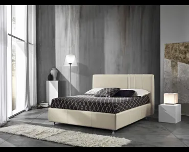 Letto in ecopelle con testiera Caligola di MaxHome