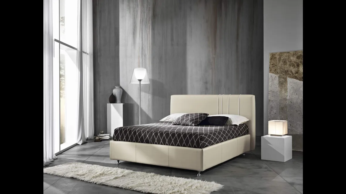 Letto in ecopelle con testiera Caligola di MaxHome