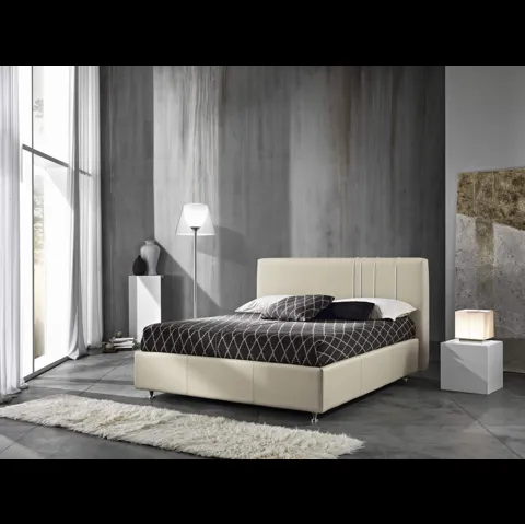Letto in ecopelle con testiera Caligola di MaxHome