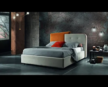 Letto in tessuto con testiera asimmetrica bicolore Dixon di MaxHome