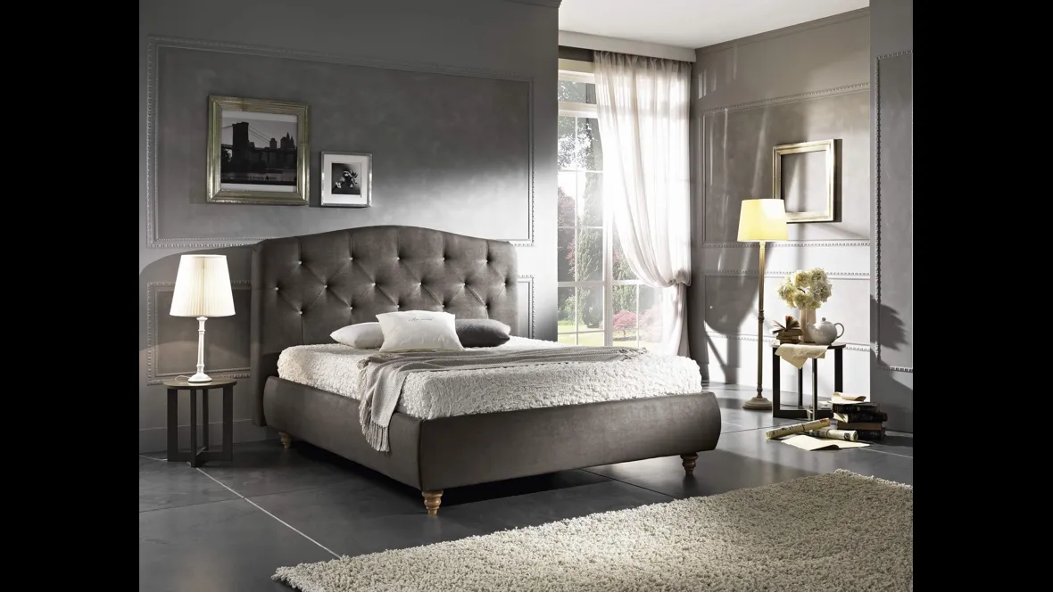 Letto classico in tessuto con testiera trapuntata Elliot di MaxHome