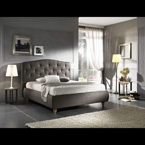 Letto classico in tessuto con testiera trapuntata Elliot di MaxHome