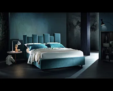 Letto in tessuto imbottito con testiera asimmetrica Kendo di MaxHome