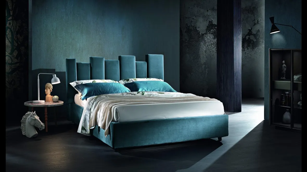 Letto in tessuto imbottito con testiera asimmetrica Kendo di MaxHome