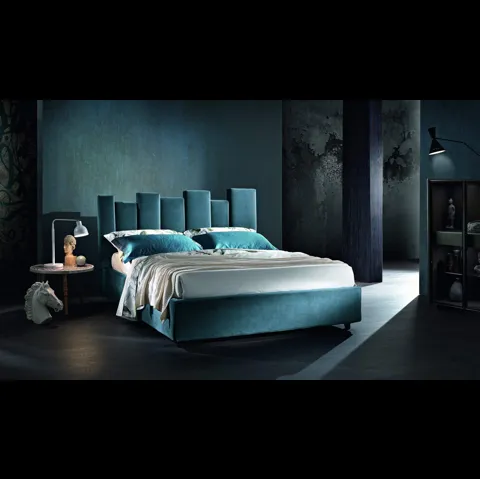 Letto in tessuto imbottito con testiera asimmetrica Kendo di MaxHome
