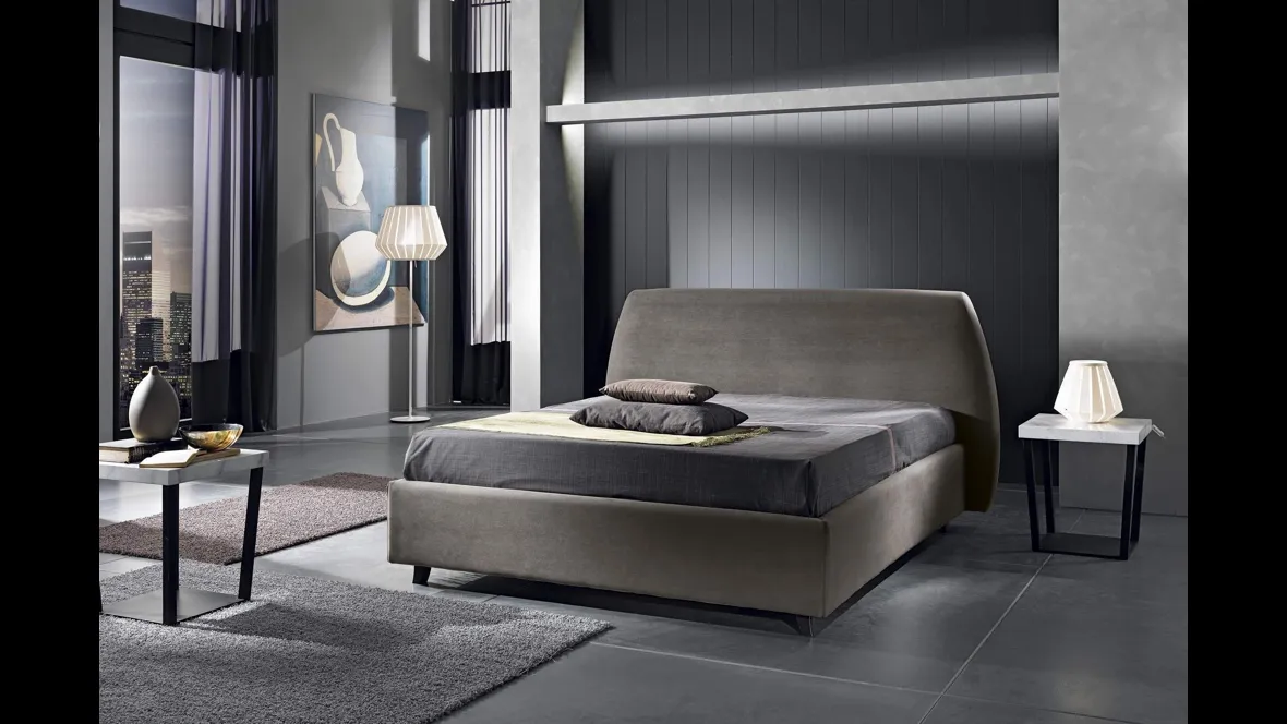Letto delicatamente stondato con testiera in tessuto imbottito Nicholas di MaxHome