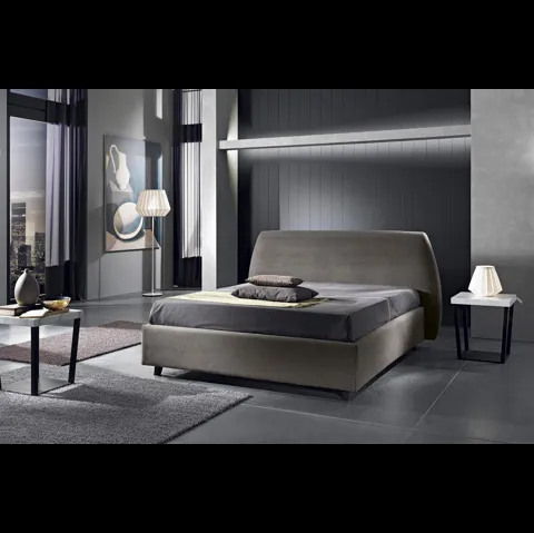 Letto delicatamente stondato con testiera in tessuto imbottito Nicholas di MaxHome