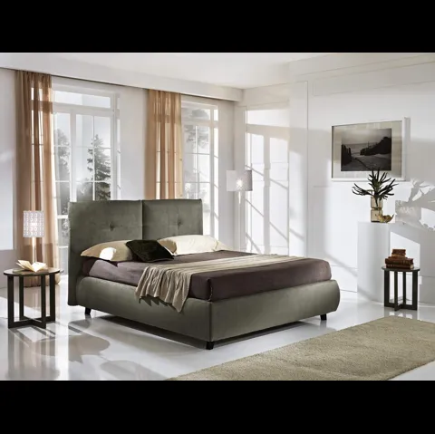 Letto matrimoniale in tessuto imbottito con testiera Omar di MaxHome