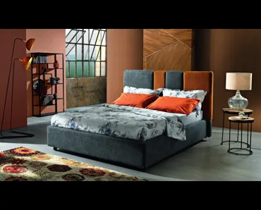 Letto matrimoniale Pablo trapuntato, con testiera divisa verticalmente in 4 forme di dimensioni mai uguali, rivestite in tessuti diversi alternati di MaxHome