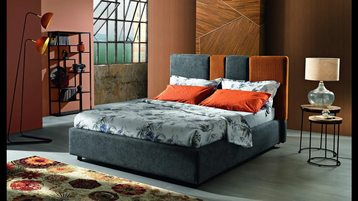 Letto matrimoniale Pablo trapuntato, con testiera divisa verticalmente in 4 forme di dimensioni mai uguali, rivestite in tessuti diversi alternati di MaxHome