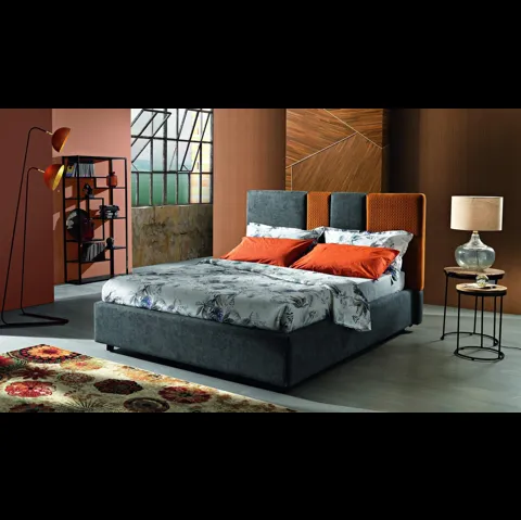 Letto matrimoniale Pablo trapuntato, con testiera divisa verticalmente in 4 forme di dimensioni mai uguali, rivestite in tessuti diversi alternati di MaxHome