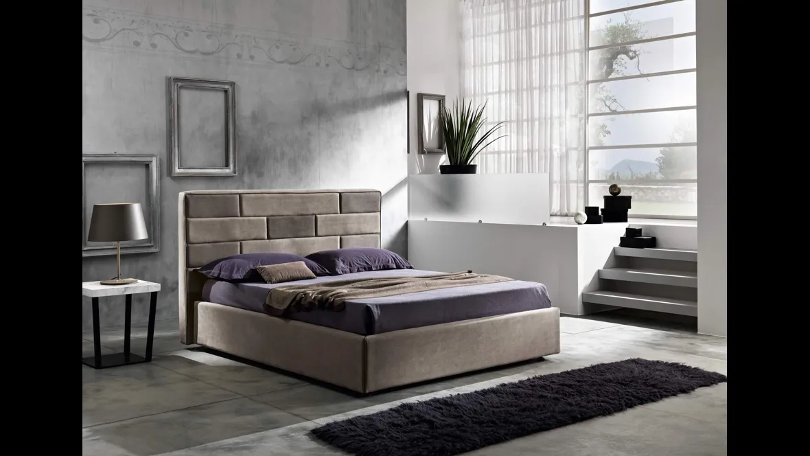 Letto con testiera composta da una trapuntatura a settori con due colori a contrasto che vestono un flessuoso schienale imbottito Suite di MaxHome
