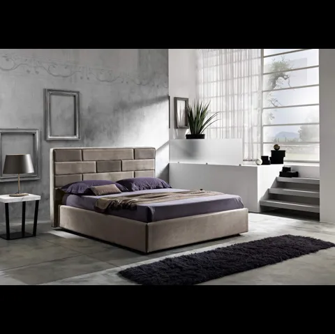 Letto con testiera composta da una trapuntatura a settori con due colori a contrasto che vestono un flessuoso schienale imbottito Suite di MaxHome