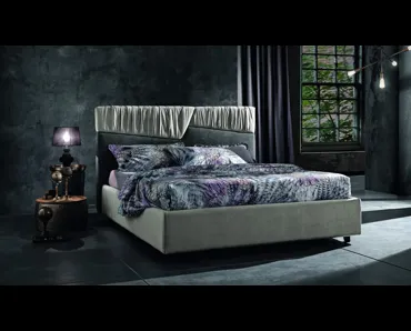 Letto matrimoniale Tobia in tessuto con pieghe che con l’abbinamento di pregiati materiali crea armonie visive e tattili di pregio di MaxHome