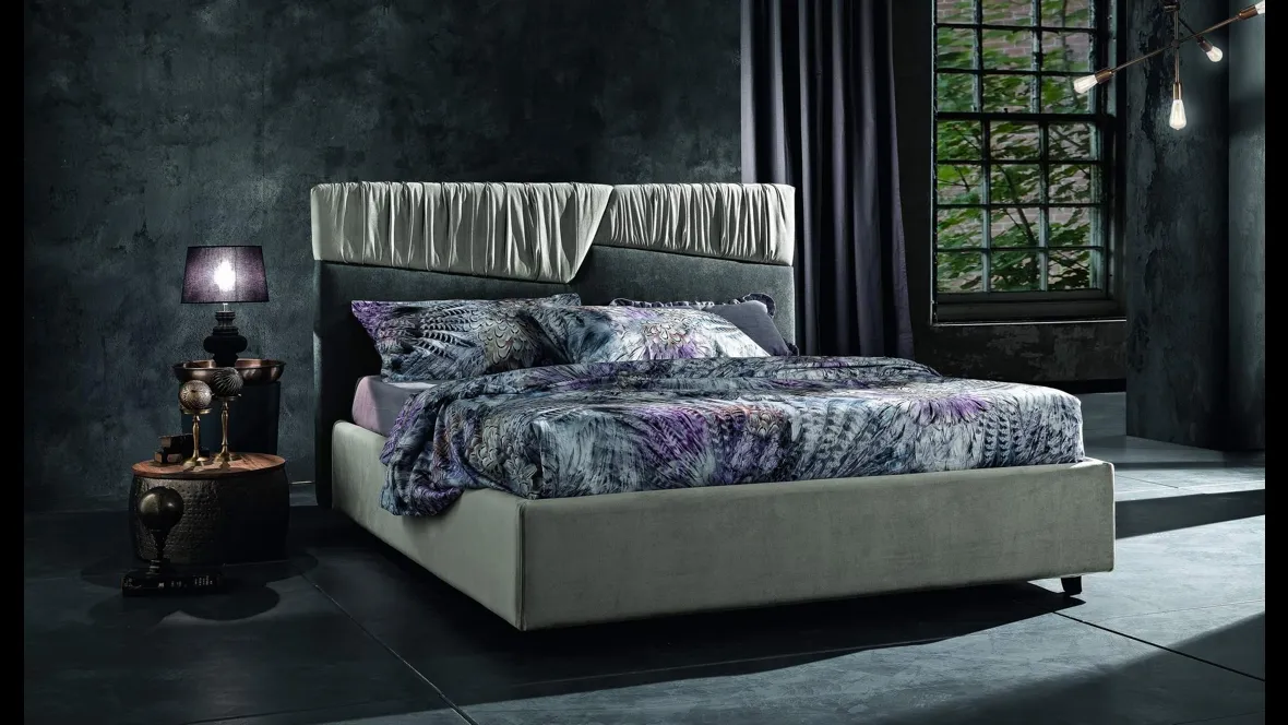 Letto matrimoniale Tobia in tessuto con pieghe che con l’abbinamento di pregiati materiali crea armonie visive e tattili di pregio di MaxHome
