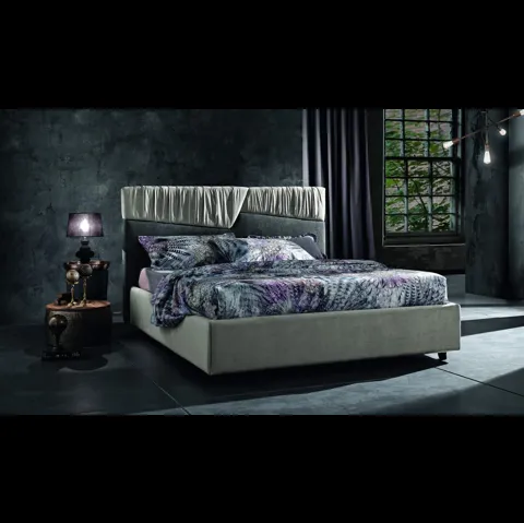 Letto matrimoniale Tobia in tessuto con pieghe che con l’abbinamento di pregiati materiali crea armonie visive e tattili di pregio di MaxHome