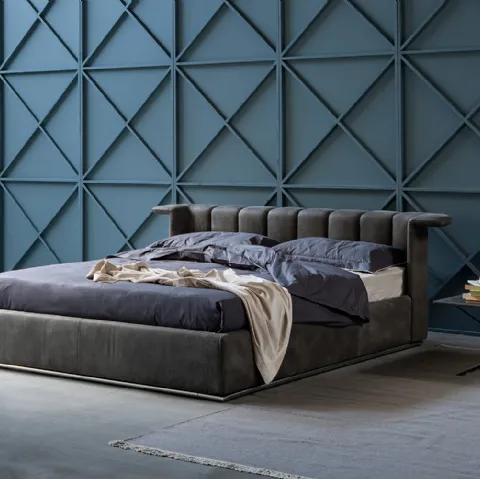 Letto scenografico in pelle con testiera trapuntata Ambassador di Novaluna