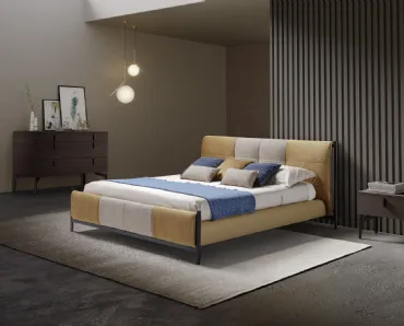 Letto in tessuto con testiera imbottita che riprende in chiave contemporanea il design degli anni 50 Aurelia di Novaluna