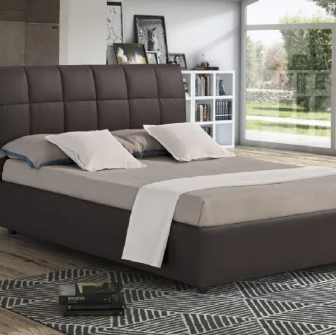 Letto in tessuto con testiera curva trapuntata a quadri Berlino di Novaluna