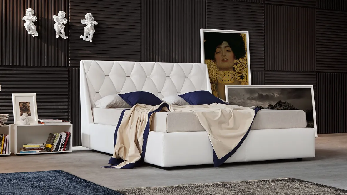Letto dal design classico in pelle con testiera trapuntata e impreziosita da inserti metallici Diamond di Novaluna