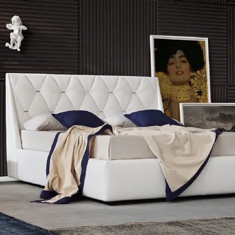Letto dal design classico in pelle con testiera trapuntata e impreziosita da inserti metallici Diamond di Novaluna