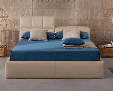 Letto in pelle con testiera sdoppiata e a inclinazione variabile imbottita e trapuntata a quadri Drudy di Novaluna