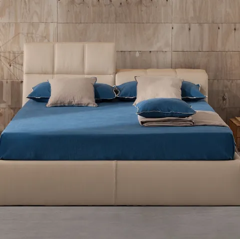 Letto in pelle con testiera sdoppiata e a inclinazione variabile imbottita e trapuntata a quadri Drudy di Novaluna
