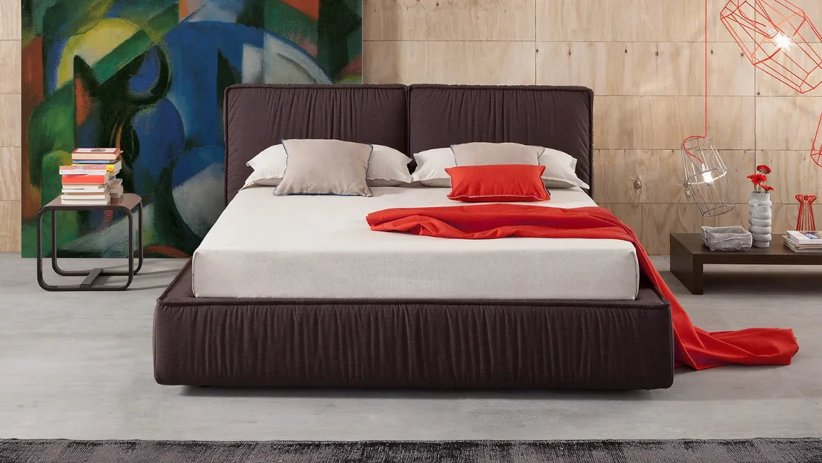 Letto matrimoniale accogliente e spazioso imbottito e rivestito in tessuto pieghettato Easy di Novaluna