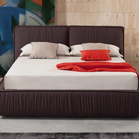 Letto matrimoniale accogliente e spazioso imbottito e rivestito in tessuto pieghettato Easy di Novaluna