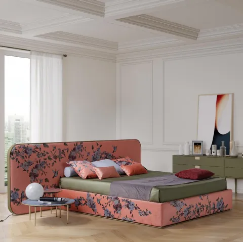 Letto in tessuto floreale caratterizzato da una grande testiera con bordo in metallo Elysium di Novaluna
