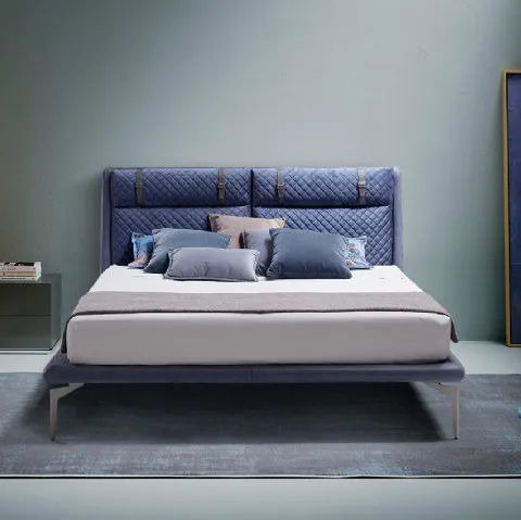 Letto dalla forte personalità con testiera in tessuto imbottito e trapuntato arricchita da cinghie in pelle con fibbie metalliche Firenze di Novaluna