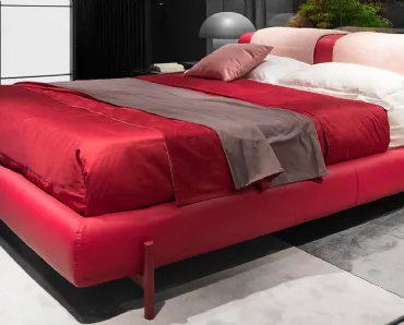 Letto in pelle con testiera imbottita e piedini cilindrici in metallo Futon di Novaluna