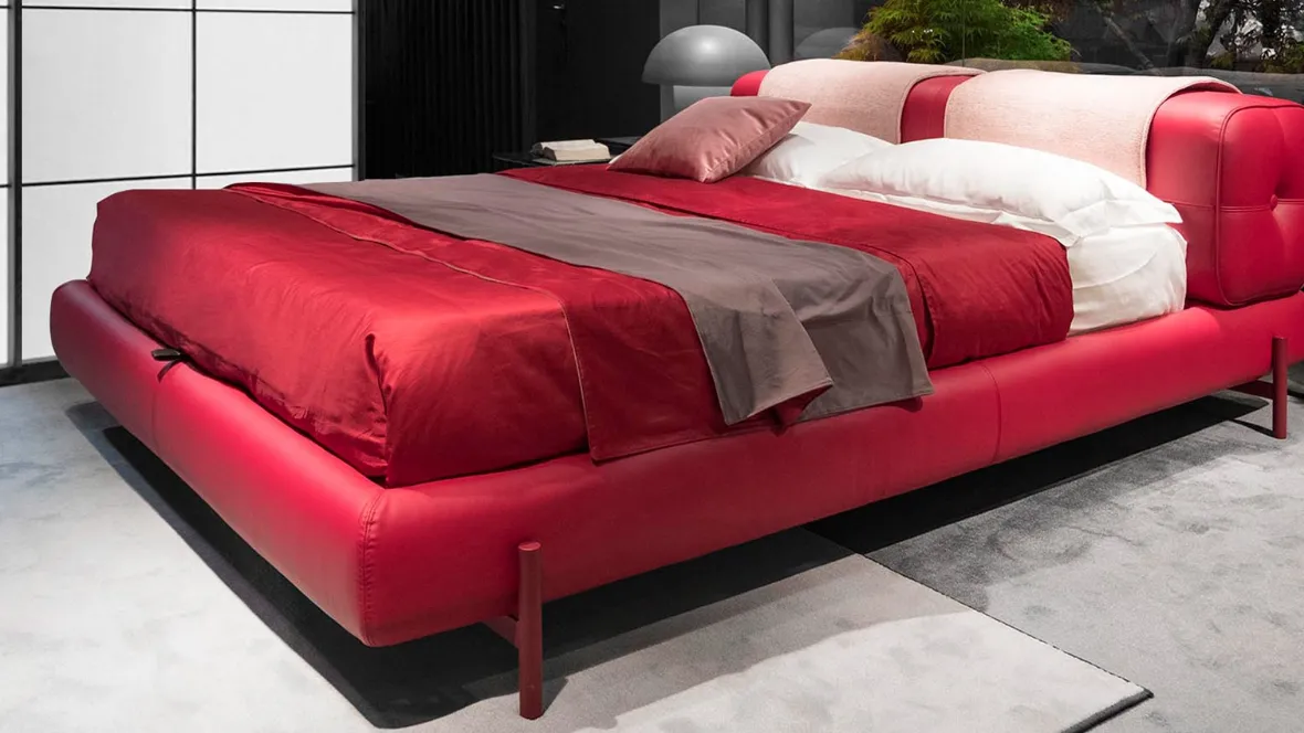 Letto in pelle con testiera imbottita e piedini cilindrici in metallo Futon di Novaluna