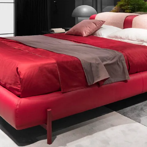 Letto in pelle con testiera imbottita e piedini cilindrici in metallo Futon di Novaluna