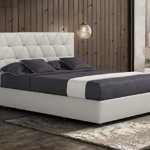 Letto in pelle con testiera trapuntata e impreziosita da bottoni in metallo Lux di Novaluna