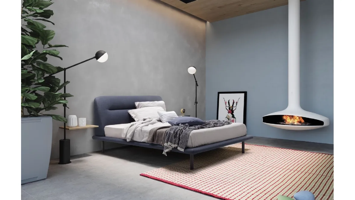 Letto in tessuto con testiera imbottita dalle linee eleganti ed esssenziali Malè di Novaluna
