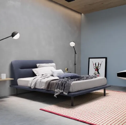Letto in tessuto con testiera imbottita dalle linee eleganti ed esssenziali Malè di Novaluna