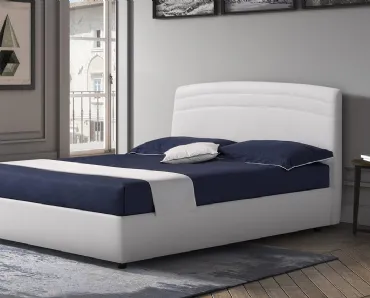 Letto in pelle dalle linee sinuose ed essenziali con testiera Manhattan di Novaluna