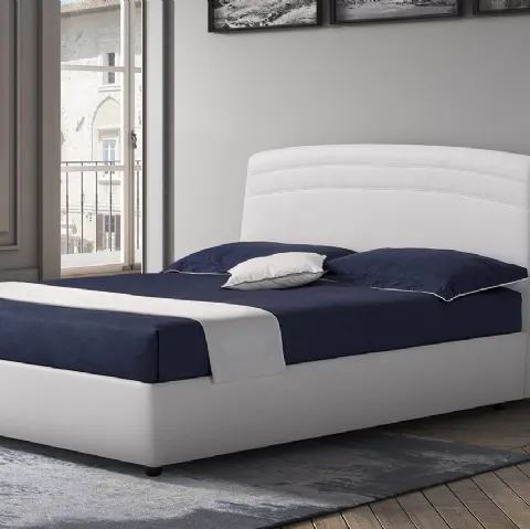 Letto in pelle dalle linee sinuose ed essenziali con testiera Manhattan di Novaluna