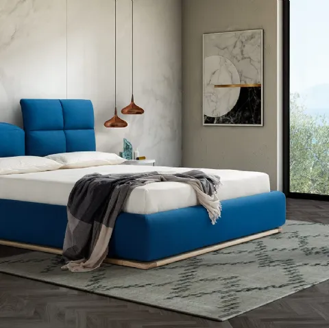 Letto matrimoniale imbottito con testiera sdoppiata che diventa un poggiatesta regolabile e box contenitore Miami di Novaluna