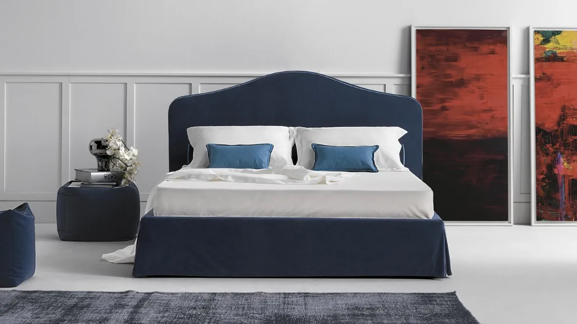 Letto classico in tessuto con testiera sagomata e bordino a contrasto Moon di Novaluna