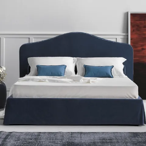 Letto classico in tessuto con testiera sagomata e bordino a contrasto Moon di Novaluna