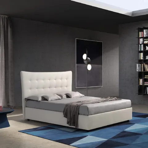 Letto dal design classico con grande testiera lavorata a leggero capitonné Parigi di Novaluna