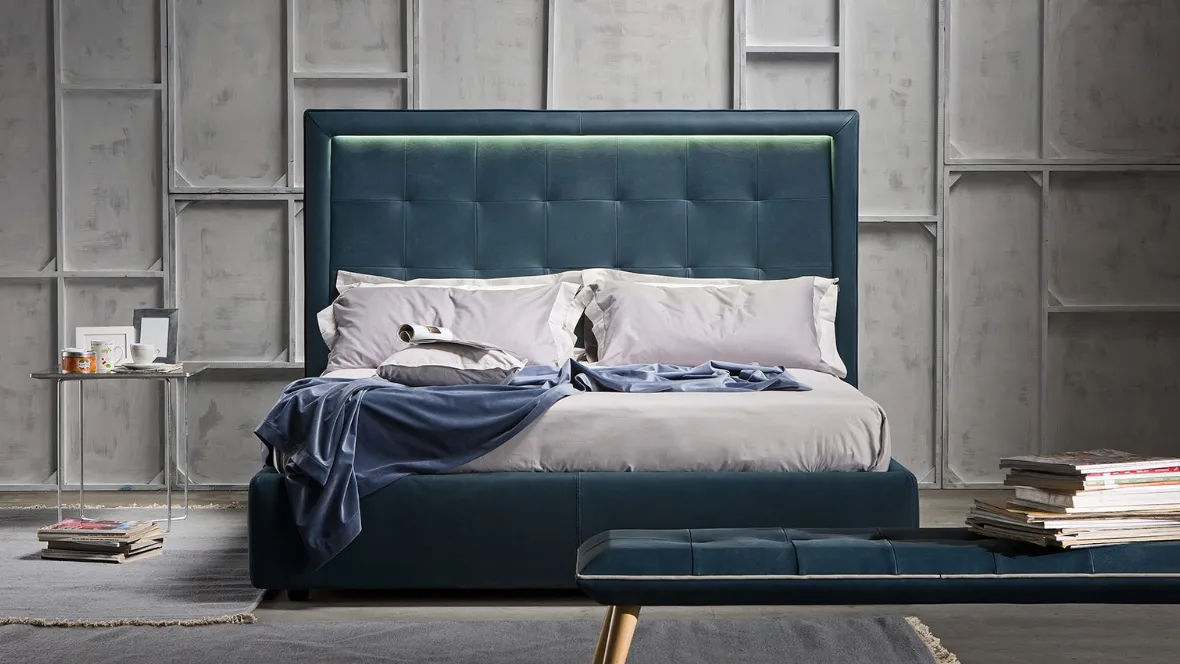 Letto dal design classico impreziosito dai punti luce LED inseriti nella testiera imbottita e trapuntata Prince di Novaluna